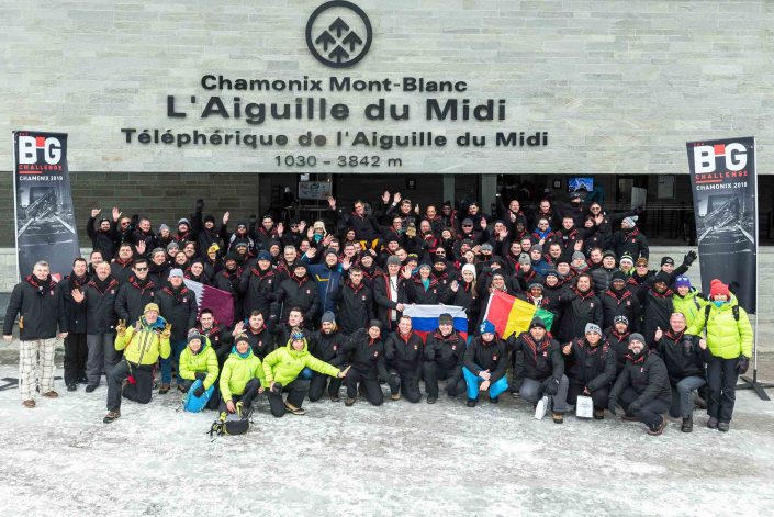 photo de groupe à Chamonix téléphérique de l'aiguille du Midi