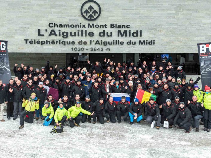 photo de groupe à Chamonix téléphérique de l'aiguille du Midi